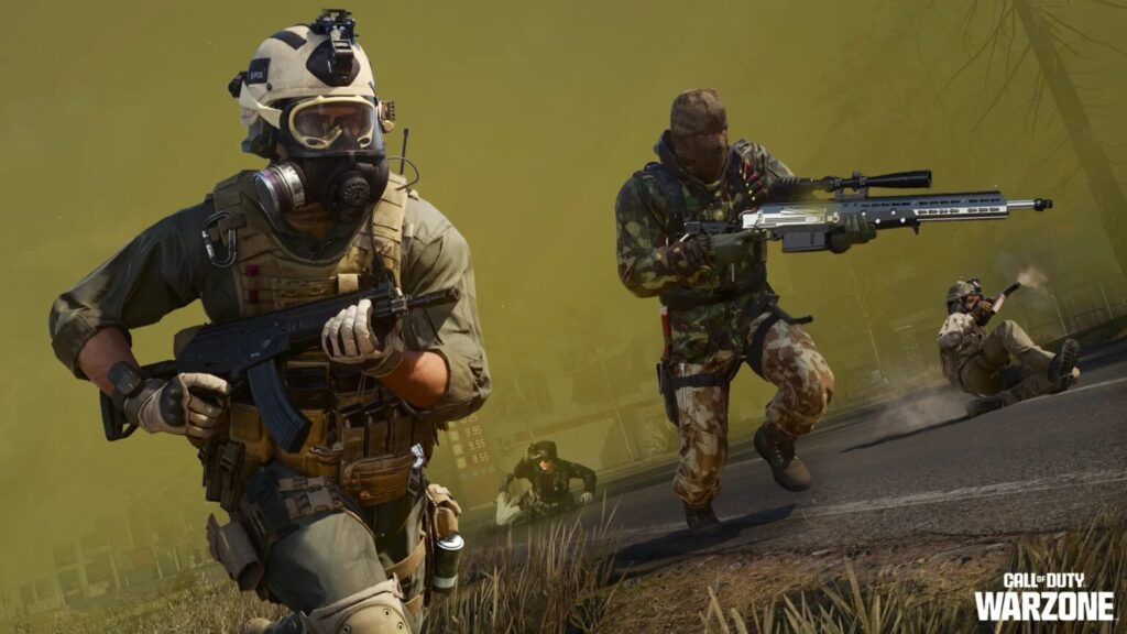 بازیکنان حرفه‌ای در وارزون از تکنیک‌ها و ترفندهای خاصی استفاده می‌کنند تا مزیت تاکتیکی و بقا خود را افزایش دهند. یادگیری این نکات می‌تواند سطح بازی شما را به طرز قابل توجهی ارتقا دهد. ۱. استفاده بهینه از High Ground و Cover ⛰️🪂 همیشه در ارتفاع و پشت پوشش مناسب قرار بگیرید. از گوشه‌ها برای Peek & Shoot استفاده کنید. حتی اگر دشمن در فاصله دور است، با High Ground می‌توانید دید کامل روی منطقه داشته باشید. ۲. حرکت تاکتیکی و Slide + Jump 🏃‍♂️💨 حرکت ترکیبی باعث سخت‌تر شدن هدف‌گیری شما برای دشمن می‌شود. در درگیری نزدیک، ترکیب Slide + Jump + Strafe باعث برتری در مبارزه می‌شود. ۳. استفاده حرفه‌ای از Loadout و Perks 🔫 همیشه Loadout خود را با توجه به نقش تیم و منطقه انتخاب کنید. Perks مثل Overkill، Ghost، Tracker و Amped به صورت ترکیبی استفاده شوند. بازیکنان Pro گاهی Loadout را موقعیت محور تغییر می‌دهند، نه فقط بر اساس ترجیح شخصی. ۴. مدیریت پول و Buy Station حرفه‌ای 💸 خرید Loadout، UAV و تجهیزات حیاتی را با زمان‌بندی درست انجام دهید. همیشه مراقب کمین دشمنان نزدیک Buy Station باشید. بازیکنان حرفه‌ای معمولاً با تیم هماهنگ خرید می‌کنند تا مزیت کامل داشته باشند. ۵. تحلیل نقشه و Rotation هوشمند 🗺️🔄 مسیرهای حرکت خود را قبل از زون برنامه‌ریزی کنید. همیشه مسیر جایگزین برای Flank دشمن داشته باشید. تحلیل نقشه و شناخت Hot Zoneها، کمین‌ها و موقعیت‌های Loot مهم، کلید برتری است. ۶. استفاده از صدا و اطلاعات محیطی 🔊 صداهای دشمن (Footsteps، Gunfire) را همیشه گوش دهید. استفاده از Headphones با Spatial Audio به بازیکنان Pro کمک می‌کند دقیقاً موقعیت دشمن را تشخیص دهند. ترکیب صدا با Ping و Voice Chat اطلاعات کامل تیم را فراهم می‌کند. ۷. روانشناسی و تصمیم‌گیری در فشار (Mind Games) 🧠 Proها از حواس پرتی دشمن، Fake Rotation و Decoy برای گیج کردن استفاده می‌کنند. در زون آخر، تصمیم‌گیری آرام و تحلیل موقعیت‌ها اهمیت بیشتری از سرعت تیراندازی دارد. نکات پایانی حرفه‌ای: همیشه تمرین مداوم و تحلیل بازی‌ها به پیشرفت شما کمک می‌کند. یادگیری از حرکات بازیکنان Pro و استفاده از ترفندها در موقعیت‌های مشابه، شما را سریع‌تر حرفه‌ای می‌کند. ترکیب Loadout، Positioning، Teamplay و Map Knowledge، راز موفقیت در وارزون است.