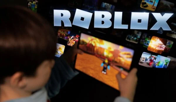 نوجوانان روسیه در برابر ممنوعیت بازی Roblox در این کشور اعتراض کردند!